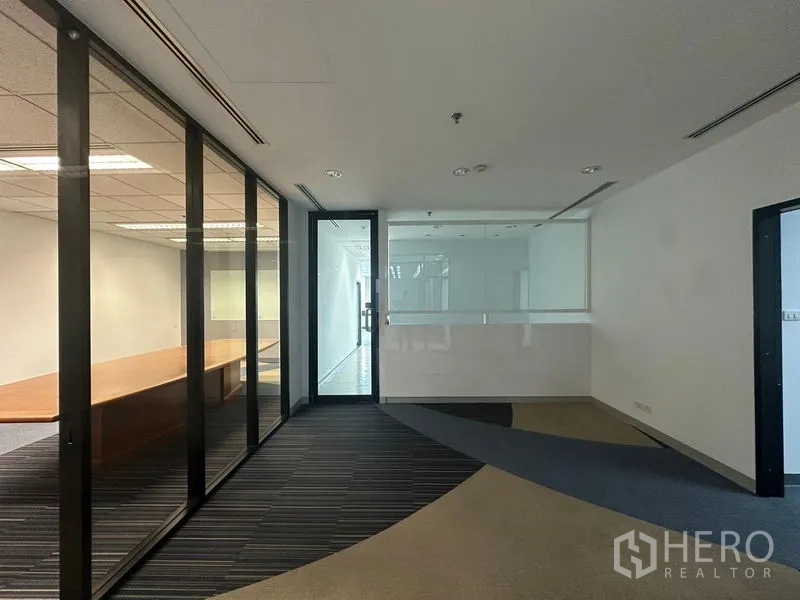 办公空间 出租在Khlong Toei, Bangkok - 入口走廊设玻璃隔断，通向会议室，条纹地毯的曼谷办公空间。