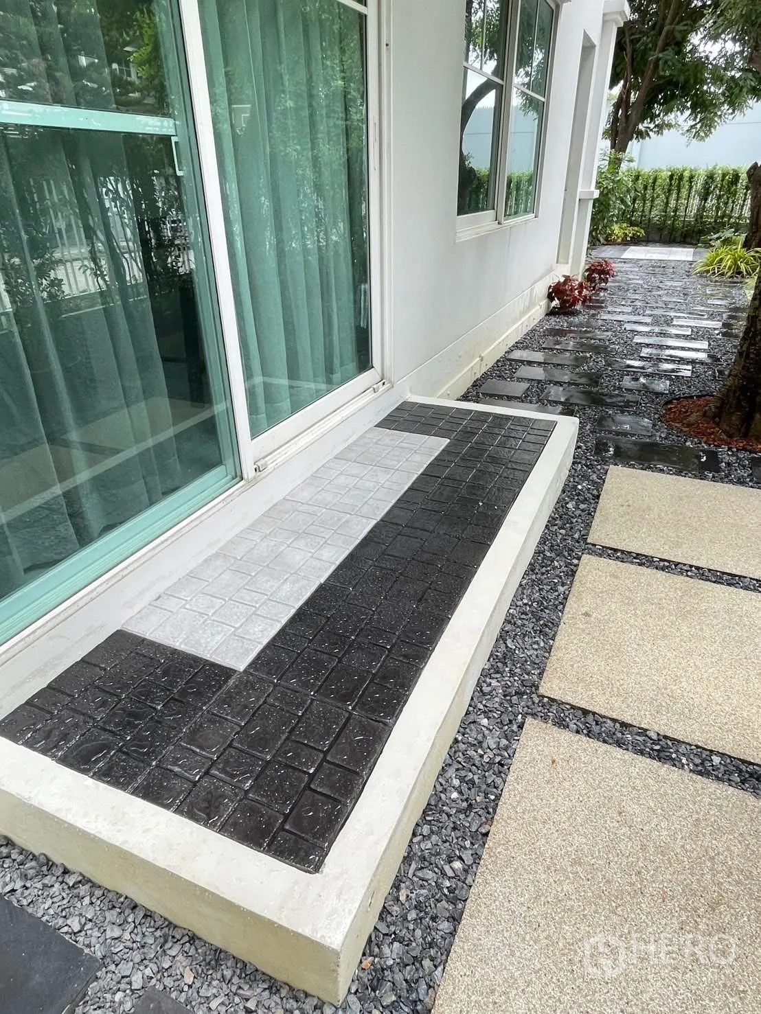 บ้านเดี่ยว for rent in Bang Phli, Samut Prakan - ประตูกระจกบานเลื่อนติดระเบียงกระเบื้องและทางเดินหินกรวดข้างบ้าน