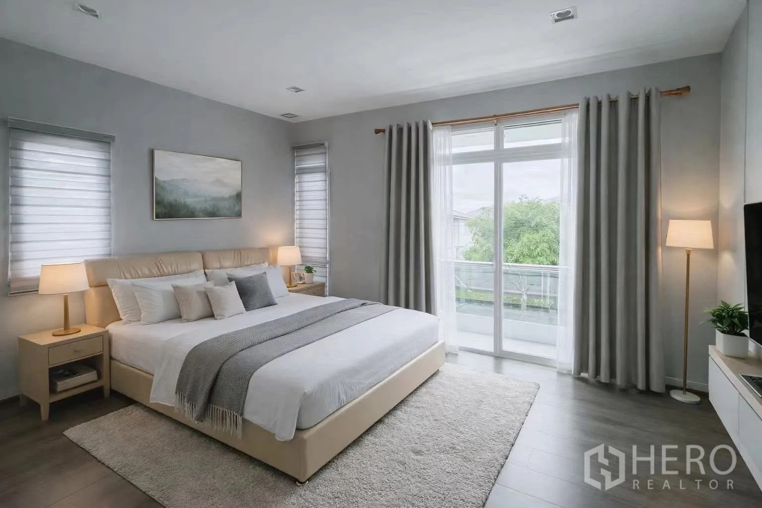 บ้านเดี่ยว for rent or sale in Bang Phli, Samut Prakan - ห้องนอนมาสเตอร์เตียงคิง ไฟหัวเตียง และประตูกระจกเปิดสู่ระเบียง