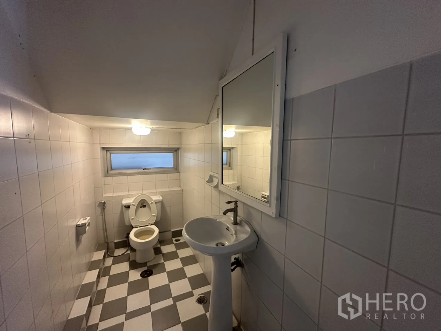 โฮมออฟฟิศ for rent in Watthana, Bangkok - ห้องน้ำขนาดกะทัดรัด พื้นลายตาราง อ่างล้างหน้าและโถสุขภัณฑ์.