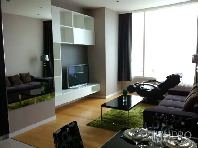 คอนโด ให้เช่าในWatthana, Bangkok - ห้องนั่งเล่นสว่างด้วยหน้าต่างเต็มบาน ชุดชั้นวางทีวี โซฟา และพรมสีเขียว