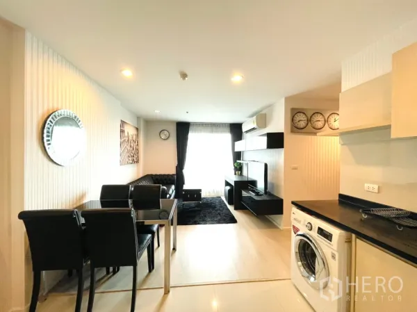 คอนโด ขายในSathon, Bangkok - ห้องนั่งเล่นสว่างพร้อมชุดรับประทานอาหาร ชุดทีวี หน้าต่างติดระเบียง และครัวที่มีเครื่องซักผ้า