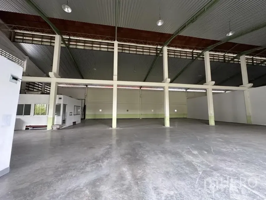 Warehouse for rent in Lat Krabang, Bangkok - Spacious high‑ceiling warehouse interior with polished concrete floor, steel columns and ample lighting.