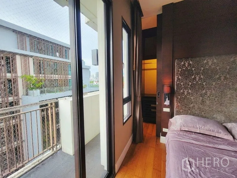 คอนโด ให้เช่าในWatthana, Bangkok - โถงห้องนอนไปยังระเบียงด้วยประตูกระจกเลื่อน เห็นวิวเมือง ข้างตู้เสื้อผ้า