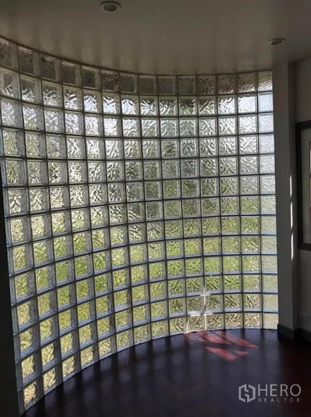 Townhouse for rent in Suan Luang, Bangkok - Curved glass-block wall filtering natural light into the room.