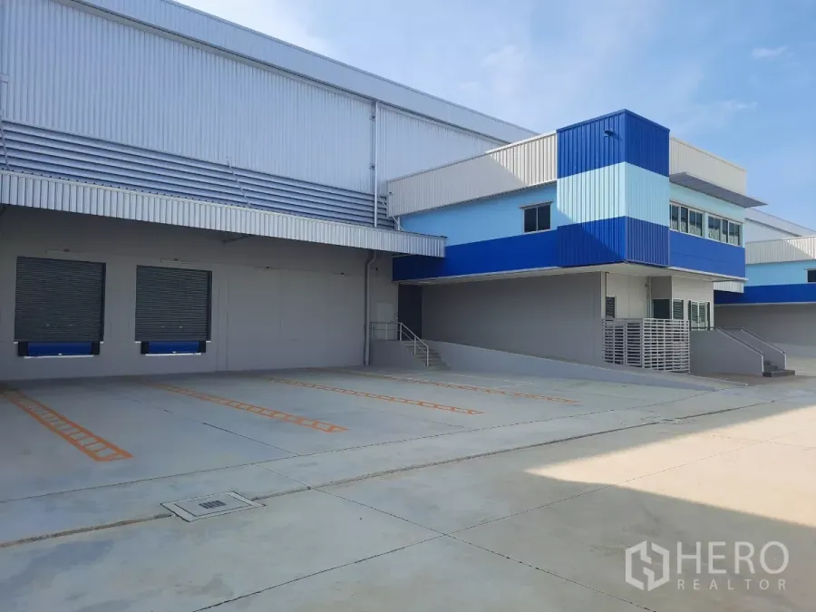 โรงงาน ให้เช่าในBang Lamung, Chon Buri - อาคารคลังสินค้าเขตปลอดอากรสมัยใหม่พร้อมส่วนออฟฟิศสีน้ำเงินและท่าโหลดตู้คอนเทนเนอร์คู่