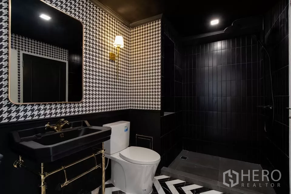 Condominium for sale in Watthana, Bangkok - Designer bathroom in Bangkok condo with houndstooth walls, black vanity and walk-in shower.
