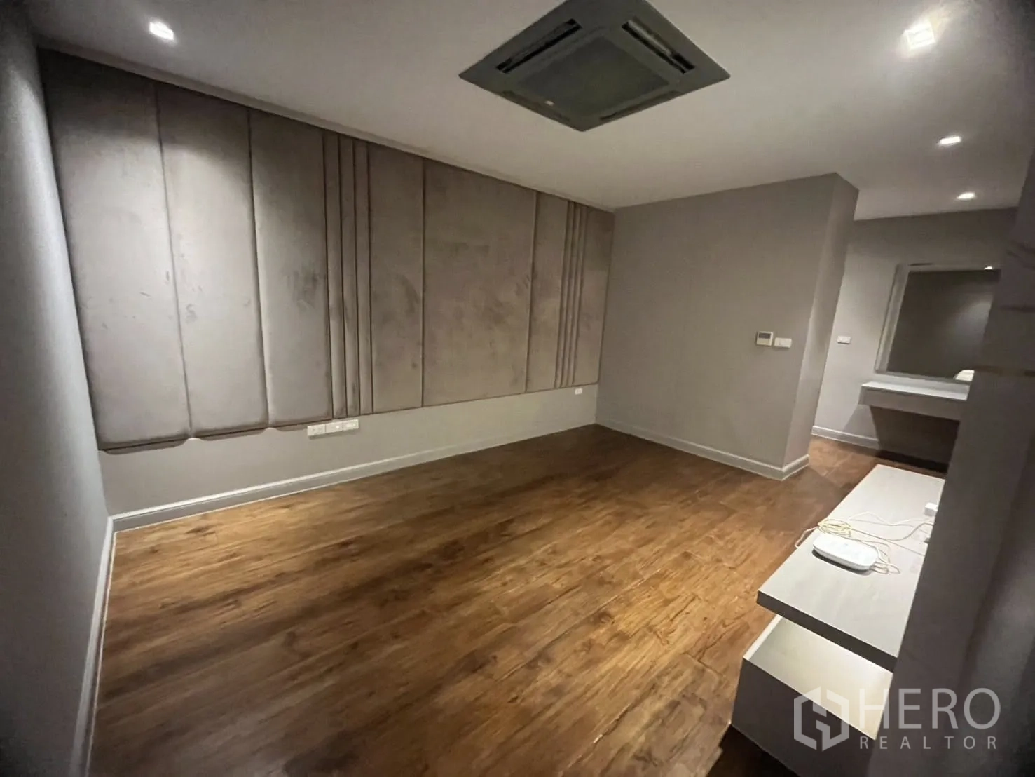 家庭办公室 for rent in Watthana, Bangkok - 安静房间，软包吸音墙与木地板。