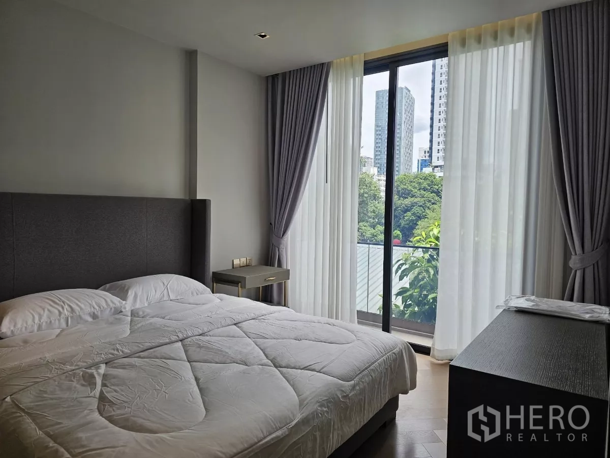 คอนโด ให้เช่าในWatthana, Bangkok - ห้องนอนกว้าง เตียงคิงไซส์และกระจกบานใหญ่ชมวิวต้นไม้และเมือง