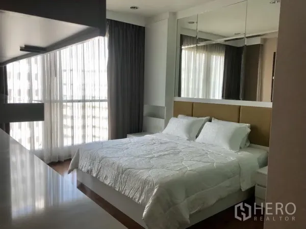 公寓 出租在Pathum Wan, Bangkok - 宽敞卧室，镜面床头墙与转角窗，大床。