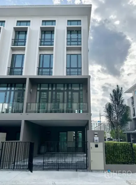 Townhouse for rent in Chatuchak, Bangkok - Four‑storey townhouse facade with carport, balconies and tall windows.