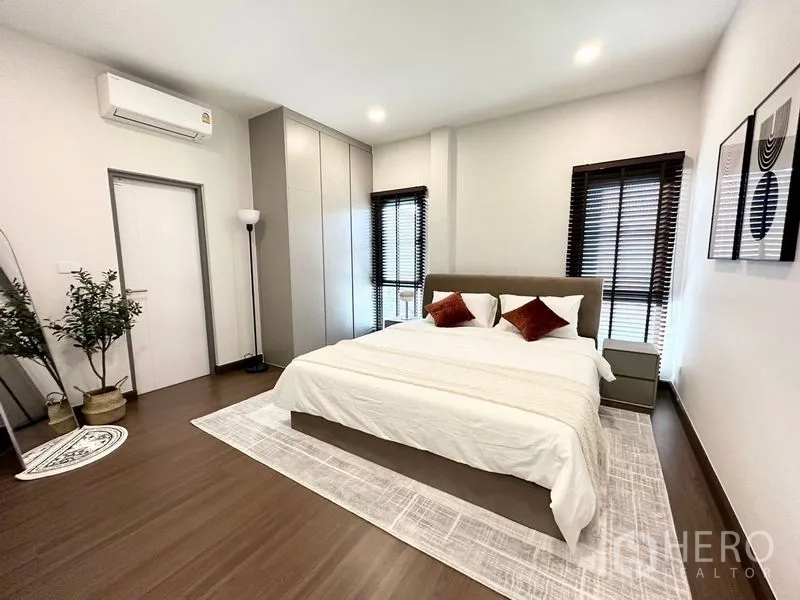 Detached House for rent or sale in Bang Phli, Samut Prakan - Guest bedroom with king bed, wardrobes and timber flooring.