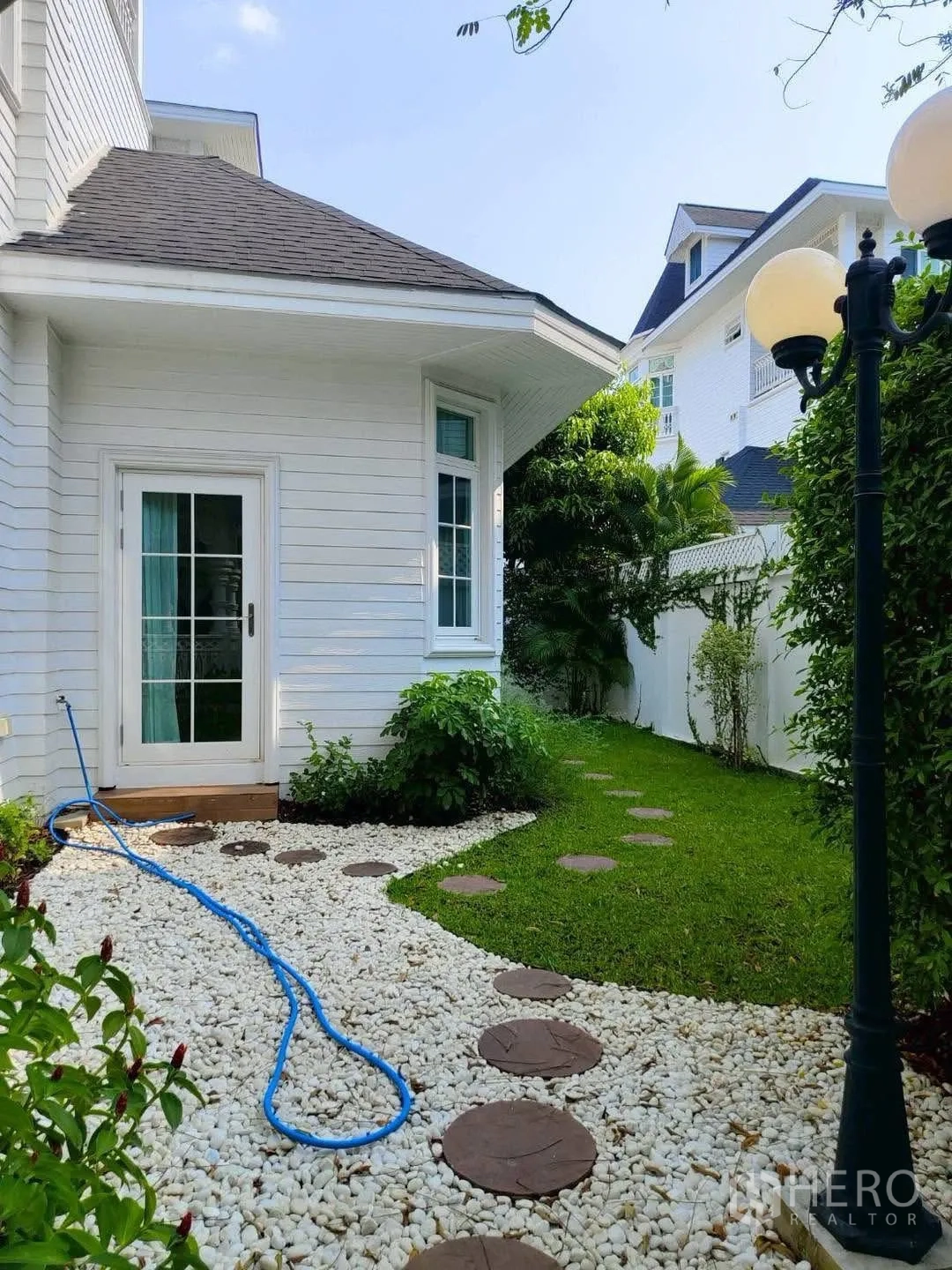 บ้านเดี่ยว for rent in Bang Na, Bangkok - สวนส่วนตัวขนาดกะทัดรัด ทางเดินหินและหินโรยสีขาว
