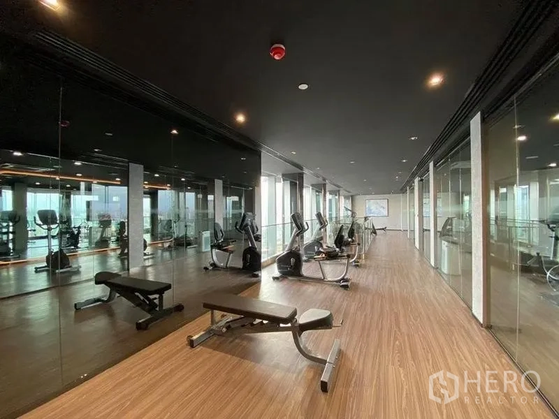 公寓 出售在Ratchathewi, Bangkok - 健身房，配有有氧器械、长凳、镜面墙与城市景观。