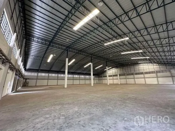 Warehouse for rent in Samut Prakan - Open clear-span warehouse floor with ventilated walls and even illumination.