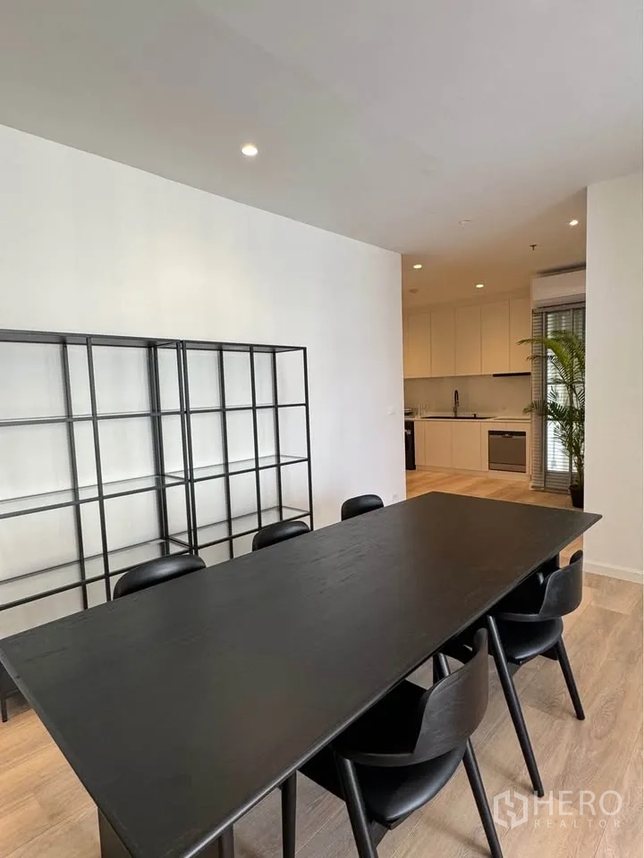 คอนโด for rent in Ratchathewi, Bangkok - มุมทานอาหารโต๊ะยาวสีดำ พร้อมชั้นวางของ ติดกับครัวสไตล์โมเดิร์น