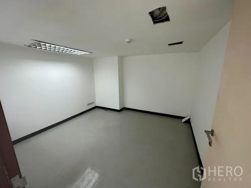 Office Space for rent in Khlong Toei, Bangkok - Compact office room with plain walls and a visible ceiling service hatch.