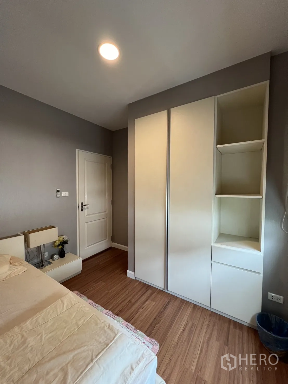 Detached House for rent in Bang Kapi, Bangkok - Shared upstairs bathroom with separate shower area and large mirror.