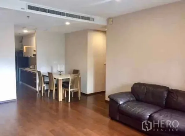 公寓 出租在Khlong Toei, Bangkok - 开放式用餐区，四人餐桌，邻接客厅并通往厨房。