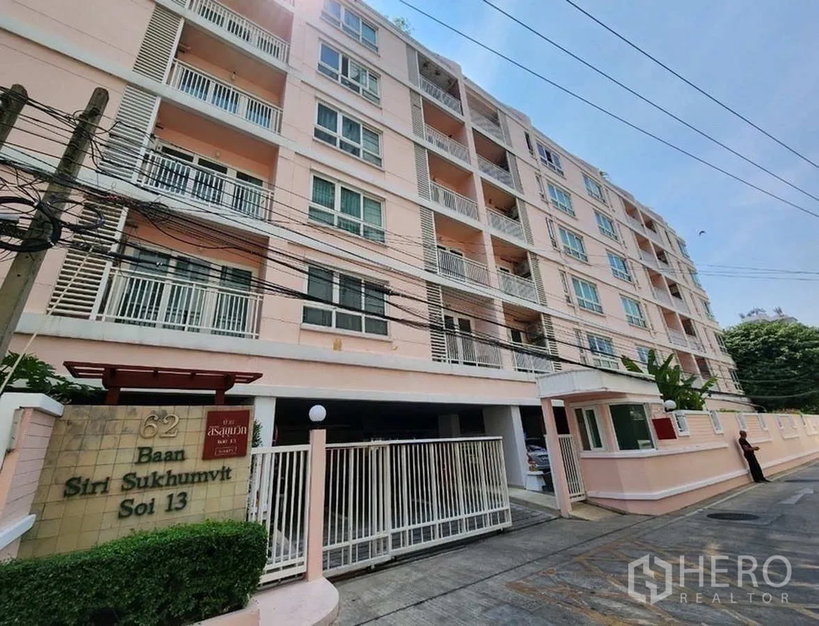 คอนโด ให้เช่าในWatthana, Bangkok - อาคารคอนโดมิเนียมโลว์ไรส์ ด้านนอกมีระเบียงและประตูรั้วทางเข้า