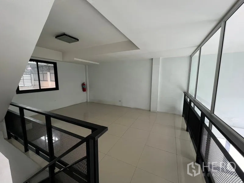 货栈 出租在Bang Phli, Samut Prakan - 夹层走道，黑色金属栏杆俯瞰一层空间。