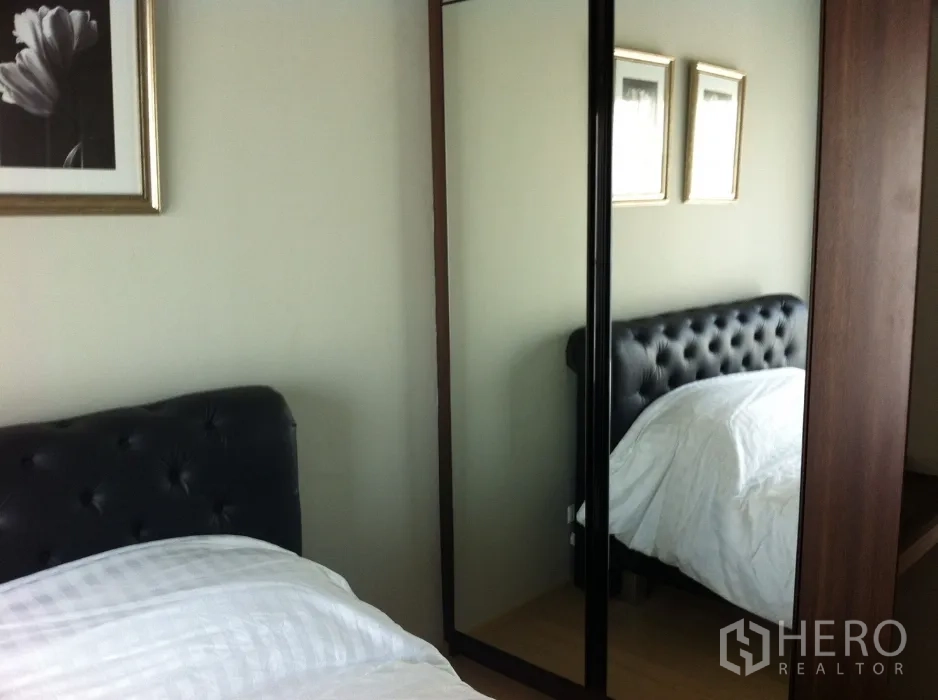 公寓 出租在Bangkok - 卧室一角设纽扣软包床头、镜面衣柜与素雅配色。