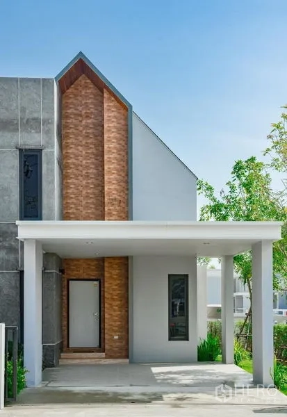 Detached House for sale in Lam Luk Ka, Pathum Thani - Close-up of entrance with brick feature wall and covered carport.