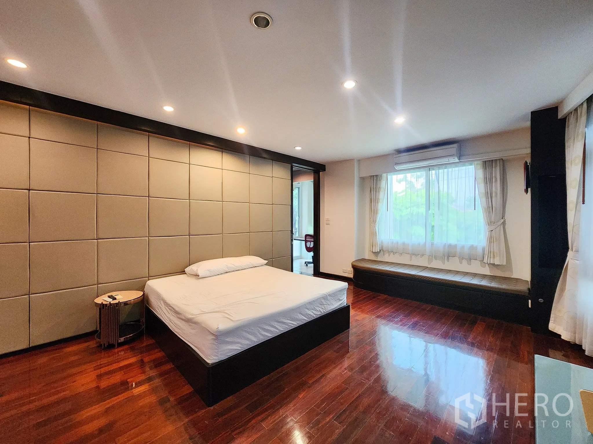 Detached House for rent in Bang Kapi, Bangkok - Master suite with bench seating by the window and green views.