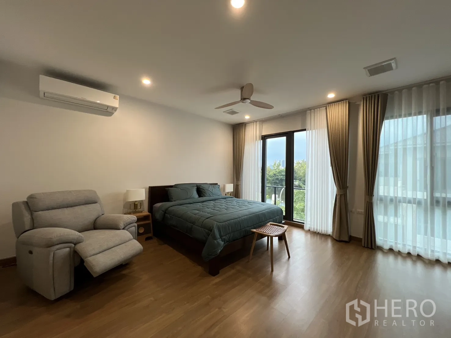 独立式住宅 出租在Prawet, Bangkok - 主卧配躺椅与吊扇。