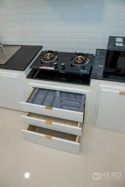 Detached House for rent in Bang Phli, Samut Prakan - Contemporary kitchen with gas hob and open storage drawers.