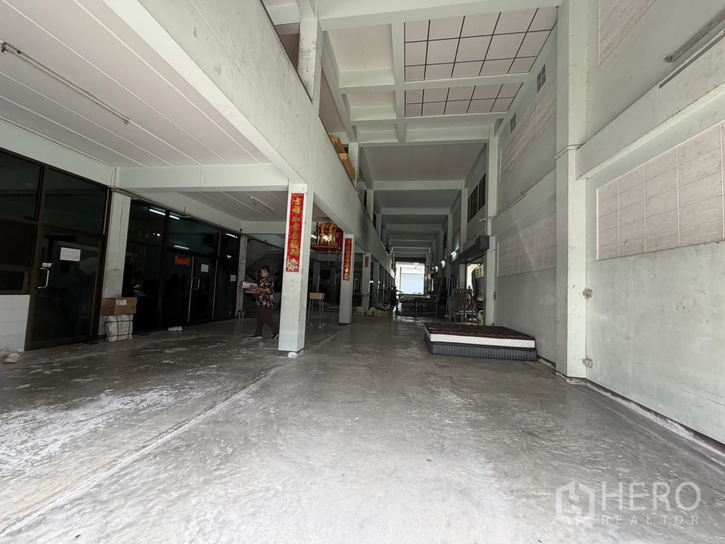 工厂 for rent or sale in Bang Bon, Bangkok - 宽阔通道，玻璃办公室立面与抛光地面。