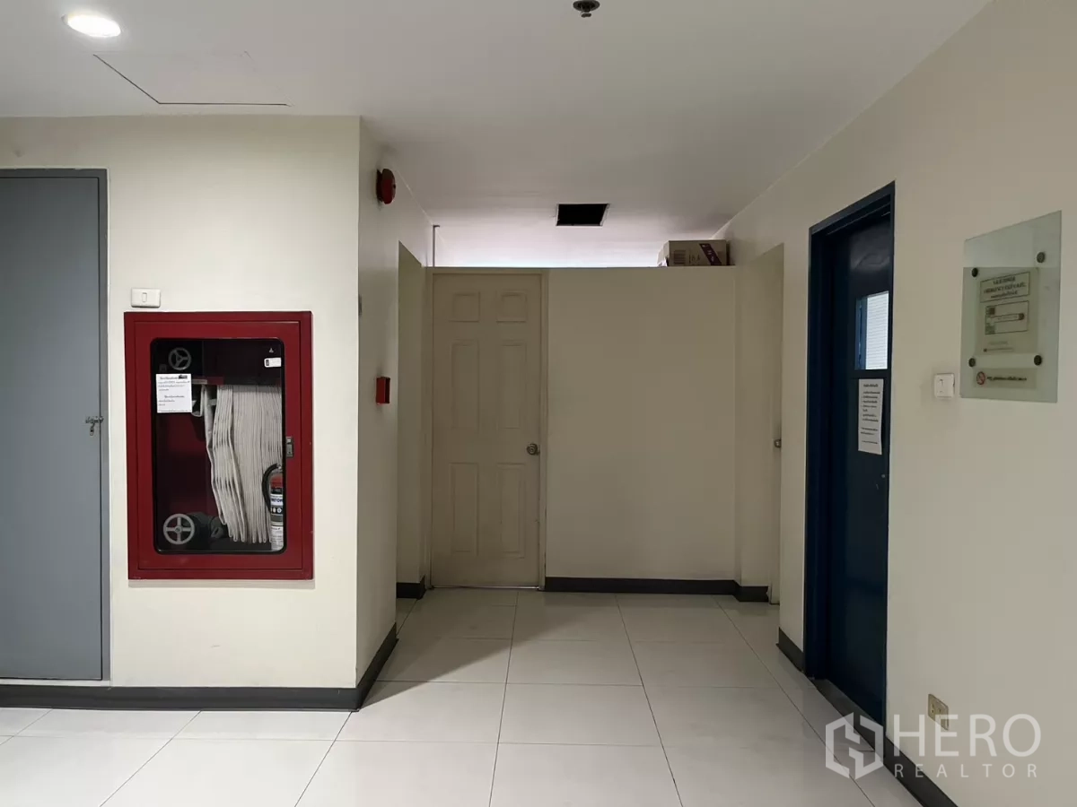 Office Space for rent in Bang Rak, Bangkok - Common corridor featuring a built-in fire hose cabinet and safety equipment.