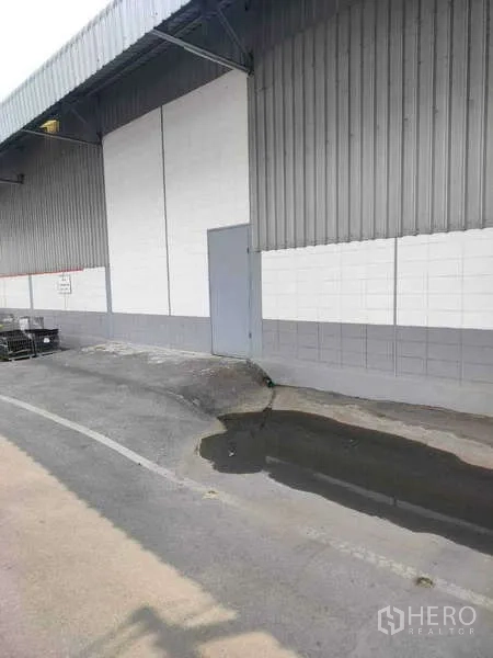 货栈 出租在Lat Krabang, Bangkok - 仓库侧面带雨棚的入口与排水沟