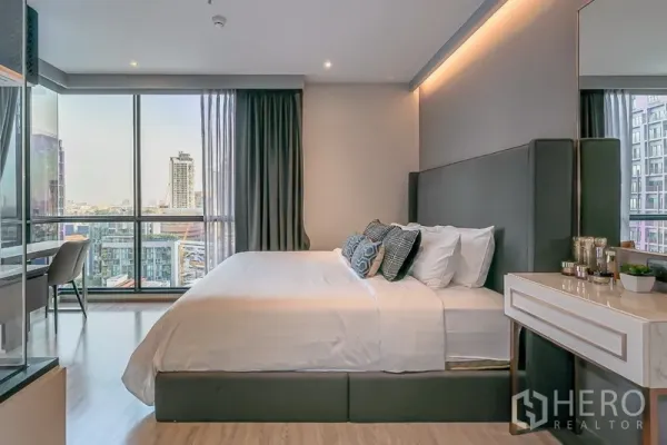 คอนโด ให้เช่าในWatthana, Bangkok - มุมห้องนอนใหญ่ เตียงคิงและโต๊ะทำงานริมหน้าต่าง มองเห็นเส้นขอบฟ้า