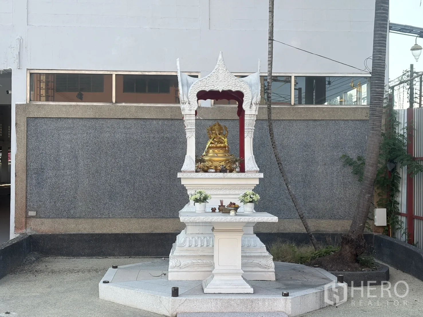 货栈 出租在Bang Phli, Samut Prakan - 入口处室外神龛近景。