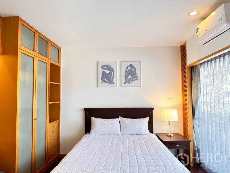 Apartment for rent - Cozy bedroom with built-in wooden wardrobe, double bed and air conditioner.