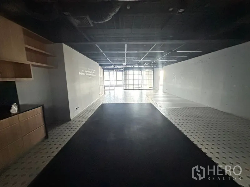 办公空间 出租在Bang Rak, Bangkok - 接待或休闲区，内置柜与棋盘格瓷砖地面