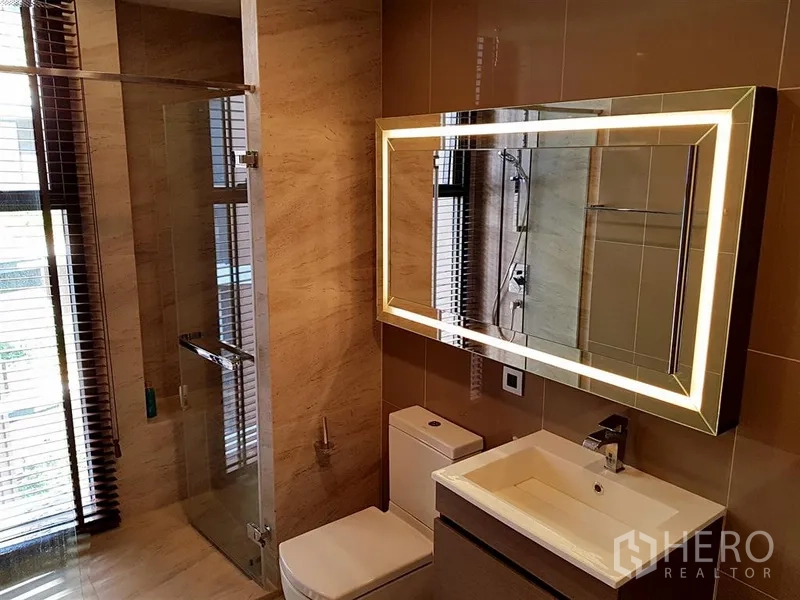 คอนโด ให้เช่าในWatthana, Bangkok - ห้องน้ำสมัยใหม่ กระจกไฟส่องสว่าง ตู้ shower และโถสุขภัณฑ์