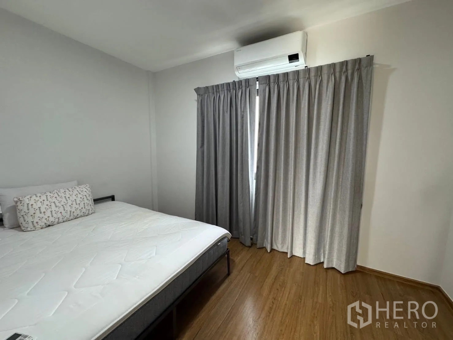 联排别墅 for rent in Bang Phli, Samut Prakan - 次卧配双人床、空调和落地窗帘。