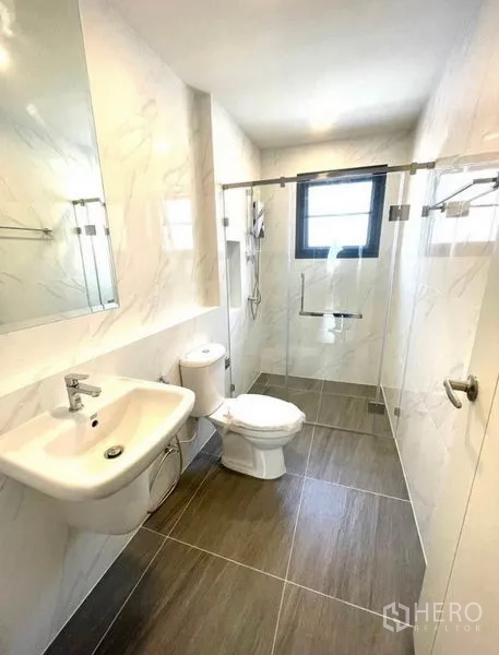 Detached House for rent - Main bathroom with glass-enclosed shower, vanity basin and toilet.