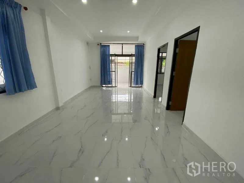独立式住宅 出租在Huai Khwang, Bangkok - 开放式起居区，面向前露台的宽幅推拉门。