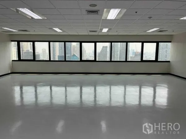 办公空间 出租在Bang Na, Bangkok - 一整排窗户俯瞰曼谷天际线的宽敞办公空间
