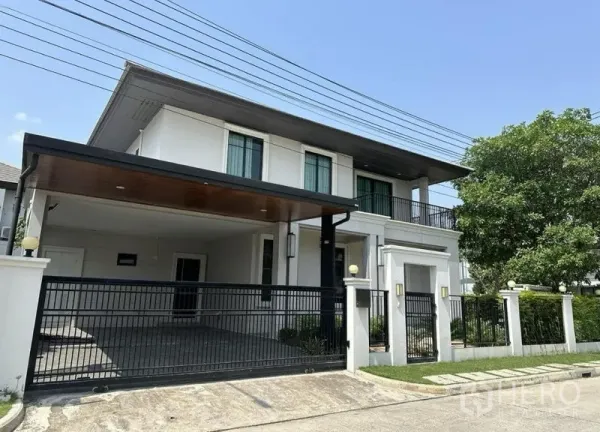 独立式住宅 出售在Prawet, Bangkok - 现代两层独栋住宅，带大门与有顶双车位。