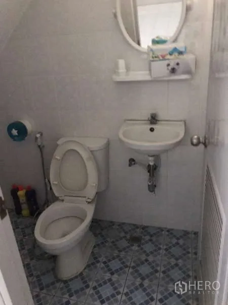 工厂 出租在Bang Phli, Samut Prakan - 紧凑卫生间，含马桶、洗手盆与镜子