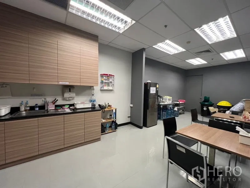 สำนักงาน ให้เช่าในHuai Khwang, Bangkok - ห้องแพนทรีพนักงาน ตู้บิลท์อิน อ่างล้างจาน ตู้เย็น และโต๊ะรับประทานอาหาร