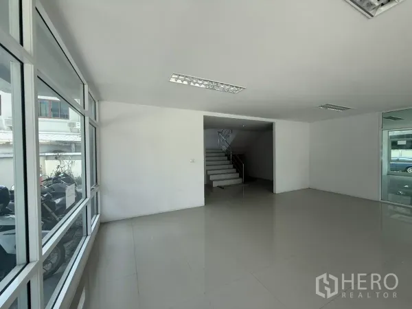 办公空间 出租在Bueng Kum, Bangkok - 一层大堂，落地窗与中央楼梯，采光良好