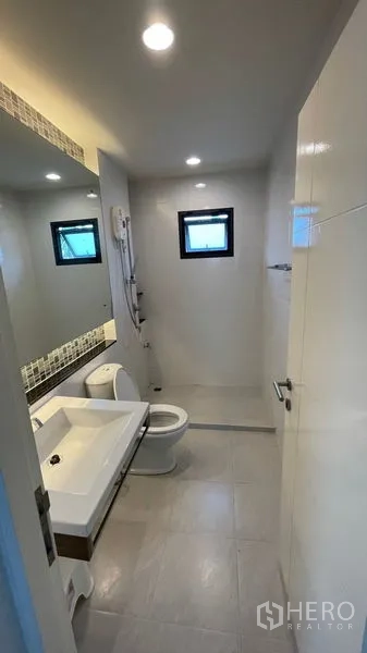 Detached House for rent in Bang Kapi, Bangkok - Clean bathroom with separate shower zone, large mirror and toilet.