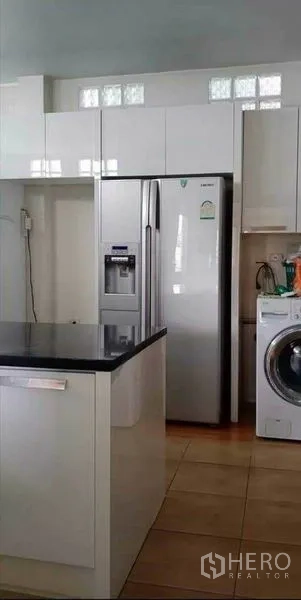 独立式住宅 出售在Prawet, Bangkok - 白色整体厨房，黑色台面，双开门冰箱与洗衣机