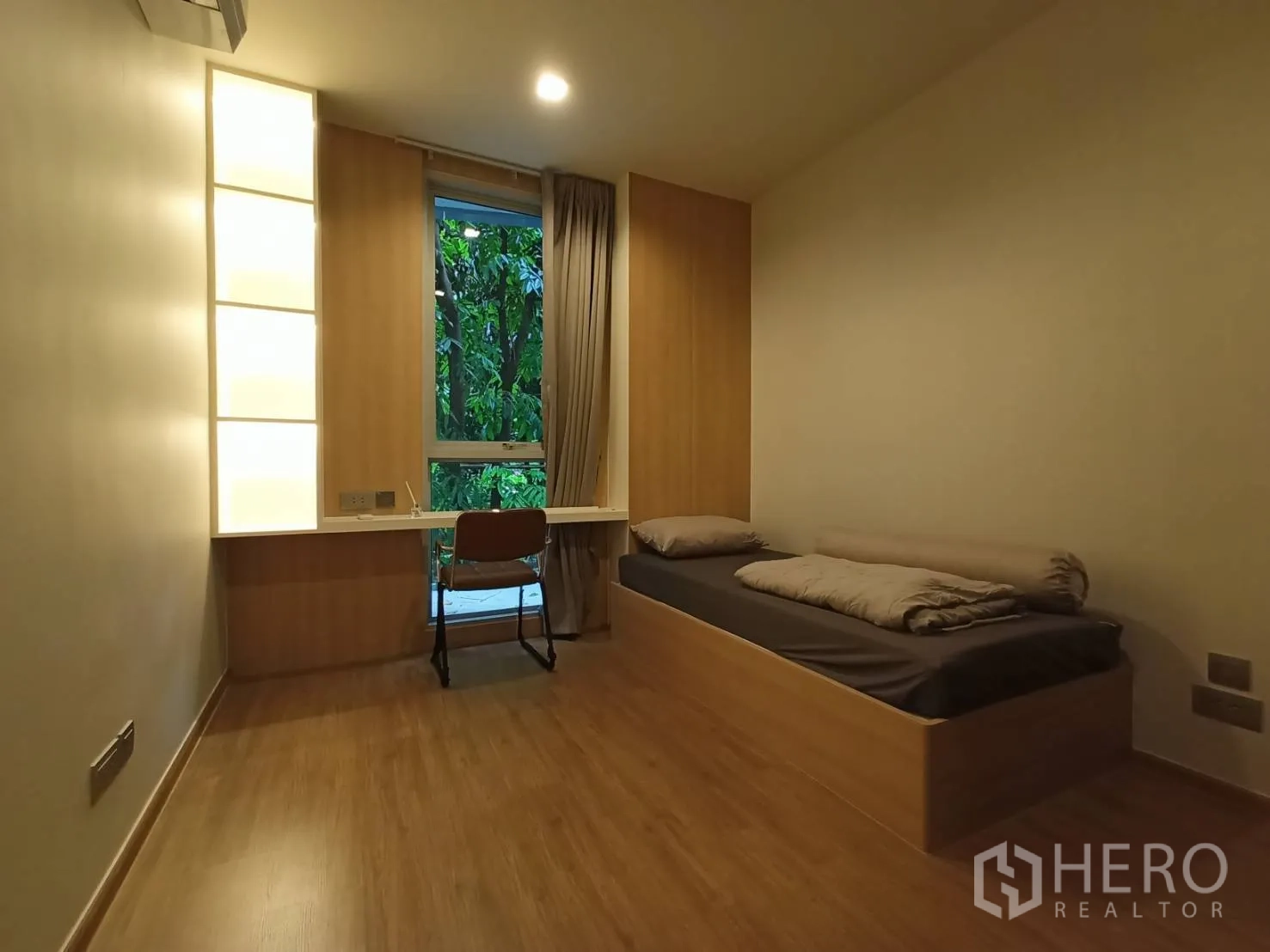 คอนโด for rent in Watthana, Bangkok - ห้องนอนรองเตียงเดี่ยวพร้อมโต๊ะทำงานติดหน้าต่าง