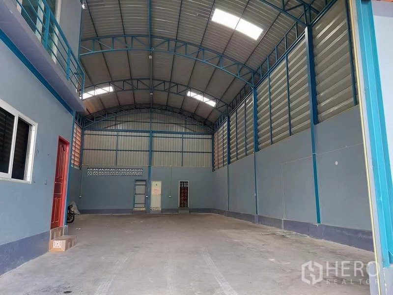 คลังสินค้า ให้เช่าหรือขายในBang Bua Thong, Nonthaburi - ฮอลล์ภายในกว้าง ผนังสูงมีช่องระบาย และประตูม้วนด้านหลัง